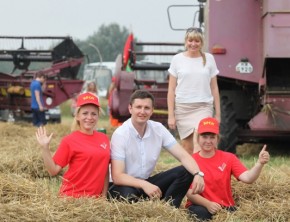 Две девушки входят в состав экипажей комбайнов КСУП "Оборона страны" Речицкого района 